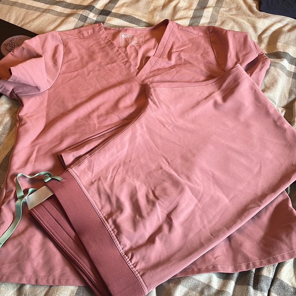 mauve FIGS scrubs . Never worn xxl top and pants